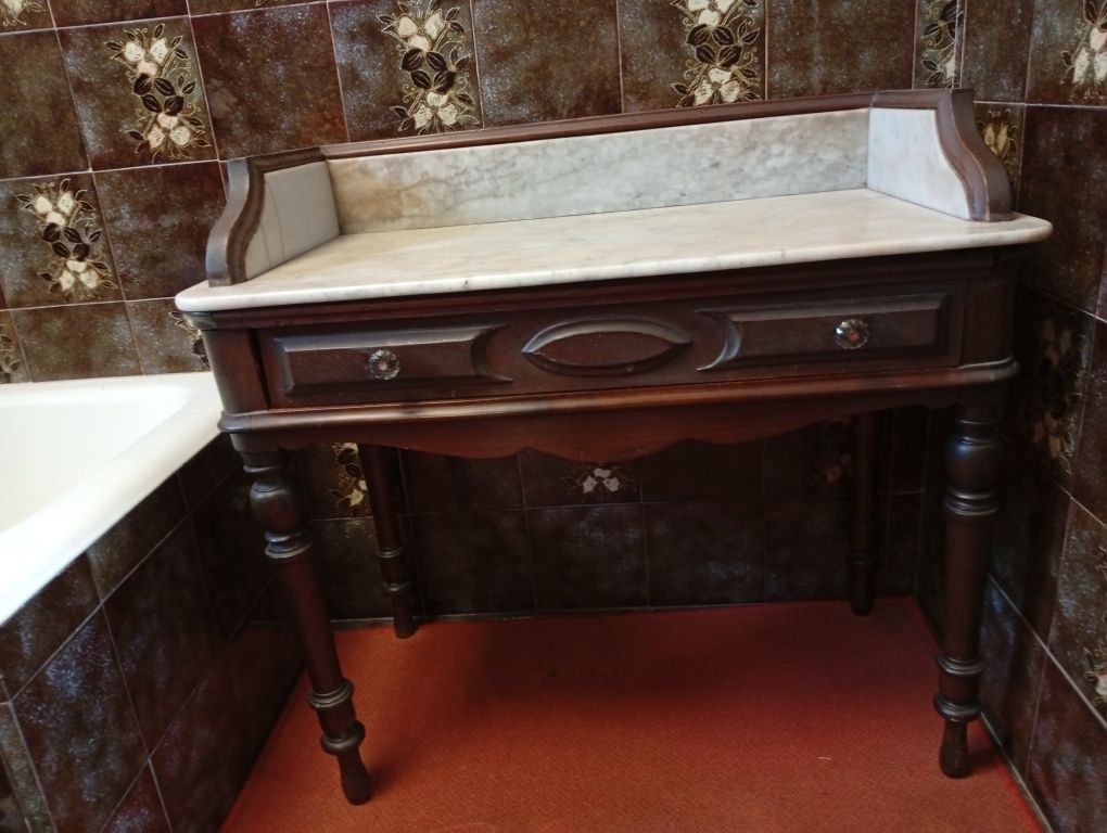 Armário de quarto de banho em madeira com tampo em mármore