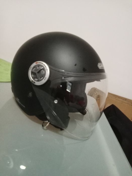 Capacete de mulher, preto com viseira para sol. Como novo