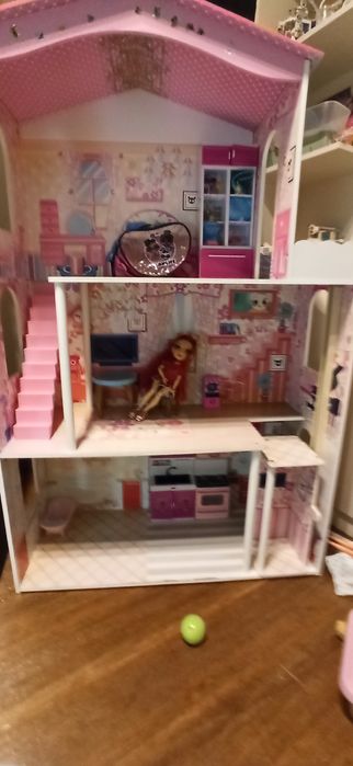 Drewniany domek dla lalek