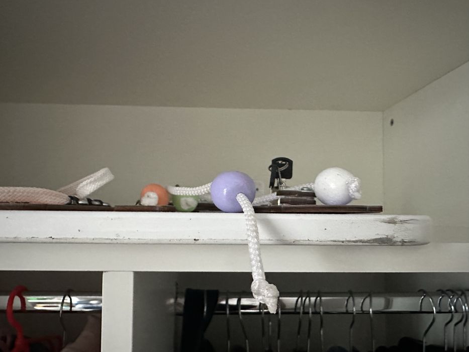 Бізіборд для дівчинки