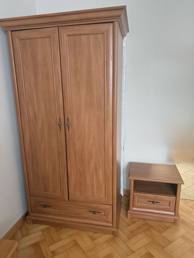 Meble , szafa , stół z sześcioma krzesłami, witryna narożna, komoda…