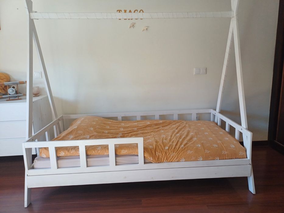 Cama em madeira Como Nova