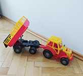 Auto samochód traktor ciągnik z przyczepą