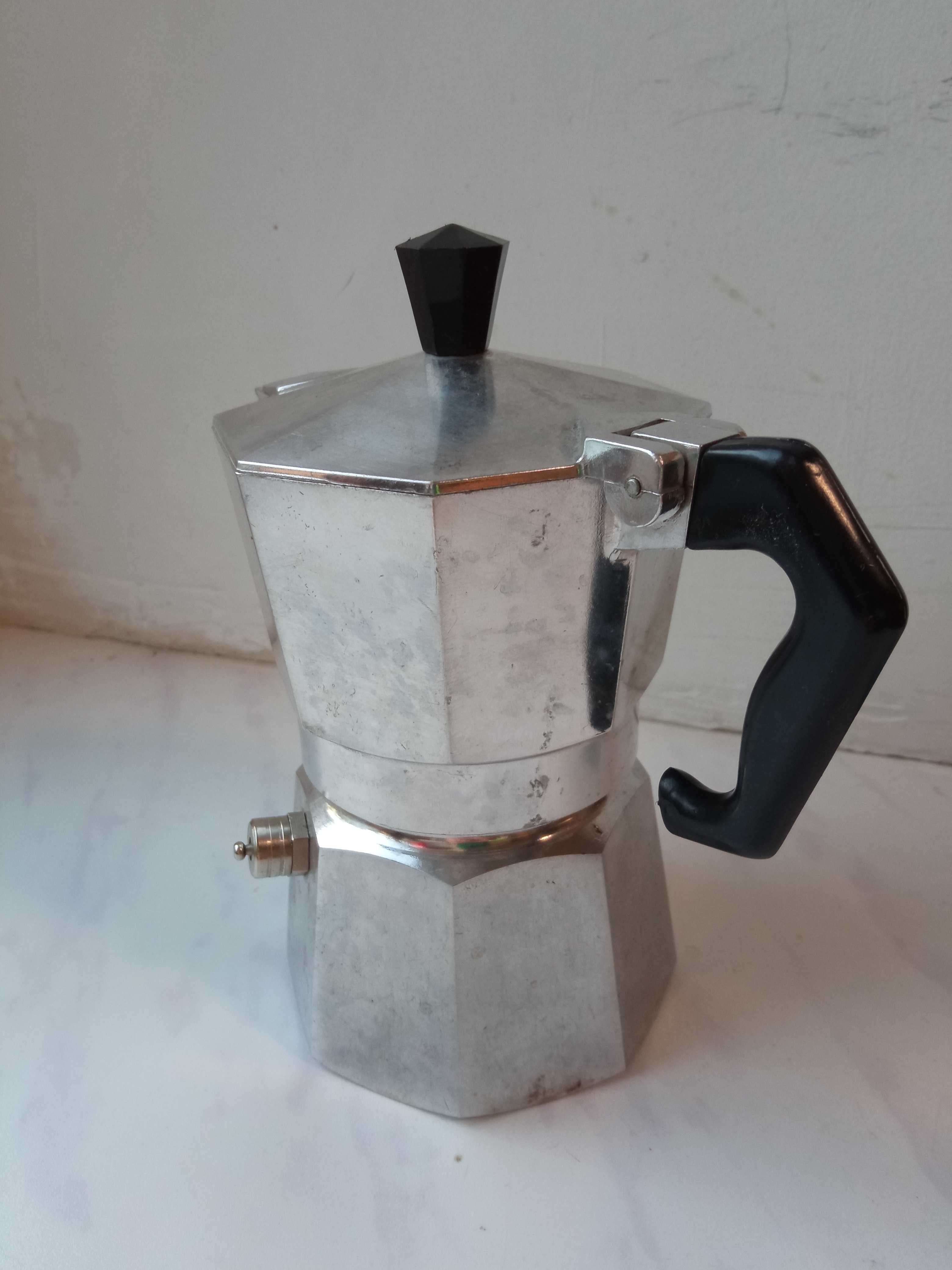 Вінтажна гейзерна кавоварка з Omegna з нестандартним клапаном