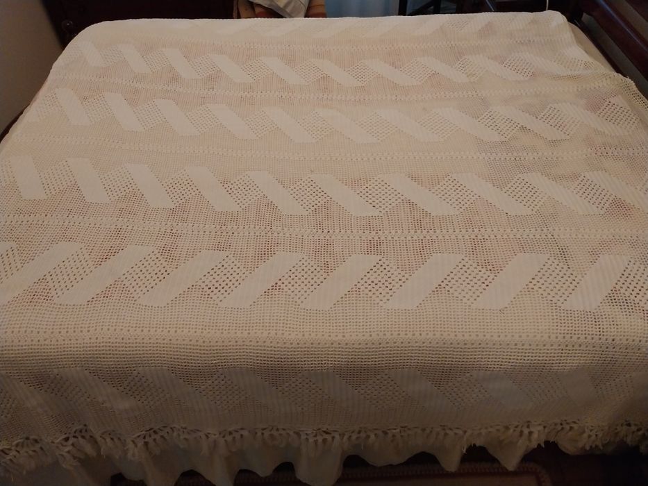 Colcha e toalha de mesa em crochê