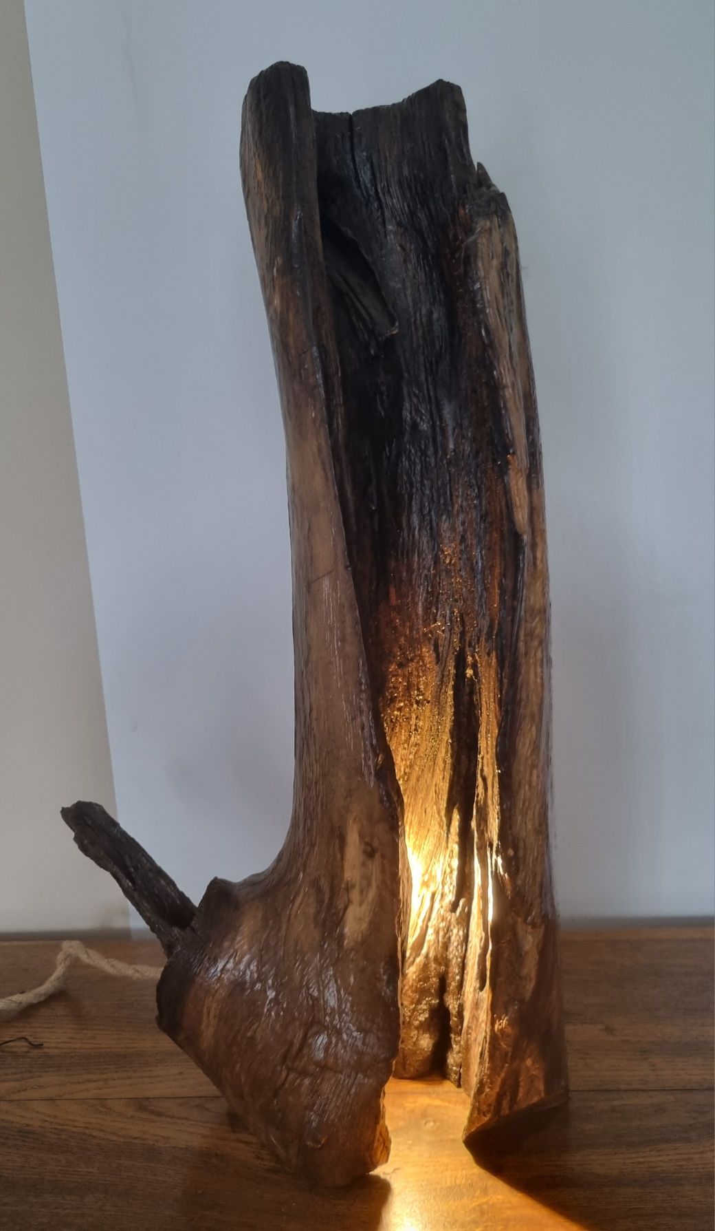 Lampa z drewna ręcznie robiona