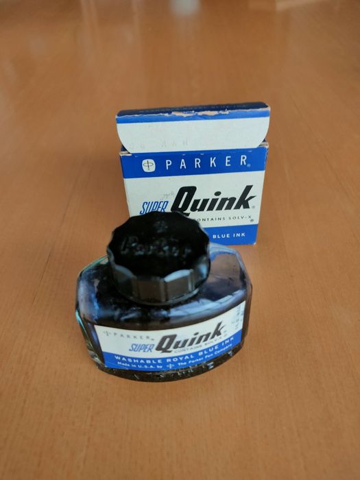 Conjunto de frascos de tinta antigos.