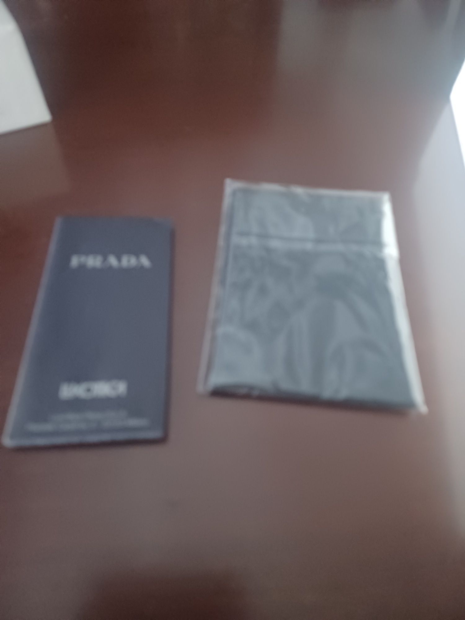 Óculos de sol da Prada nunca usados