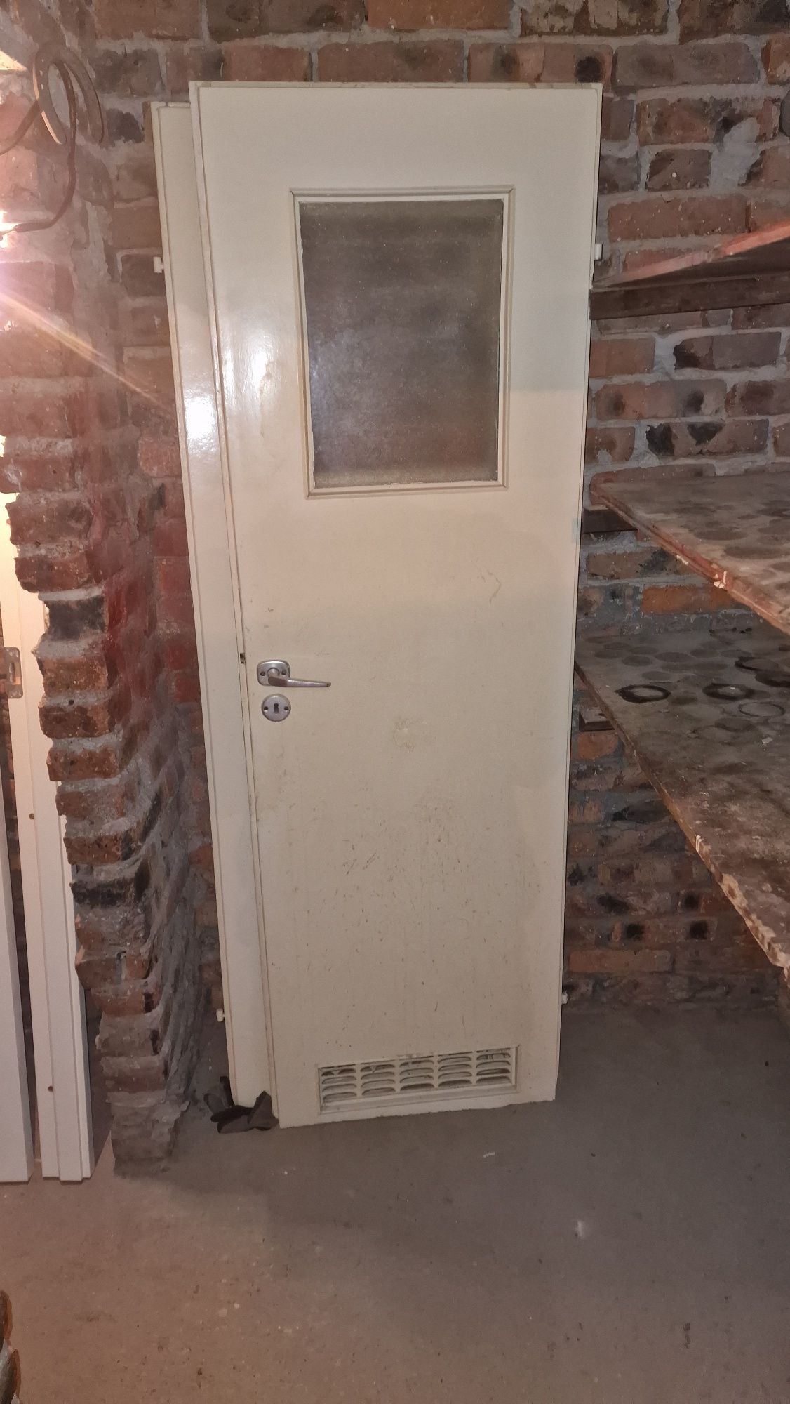 Drzwi białe 80cm  z ościeżnica i belka