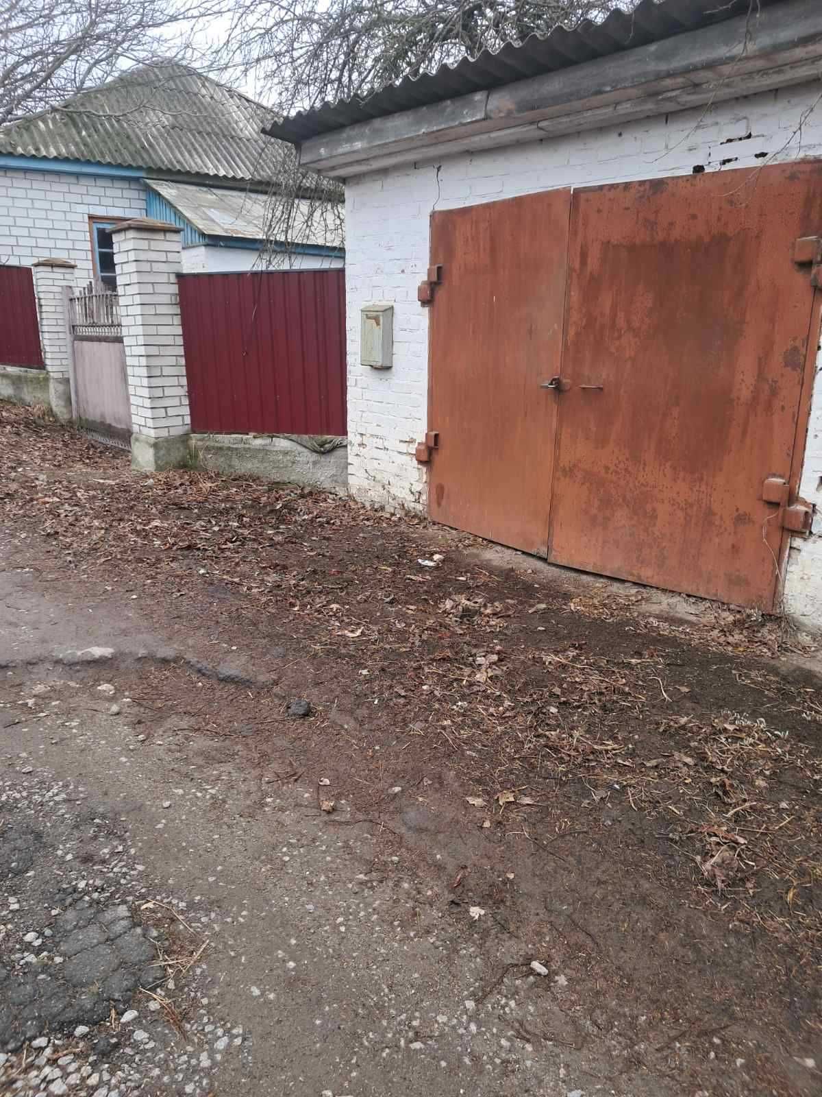Будинок в с. Іваньки Черкаської обл. з земельними ділянками