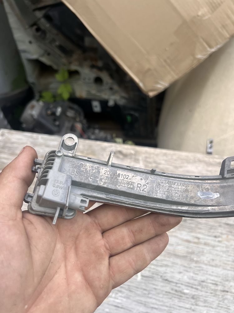 Поворотник зеркала правый bmw f20 f30 рестайлинг