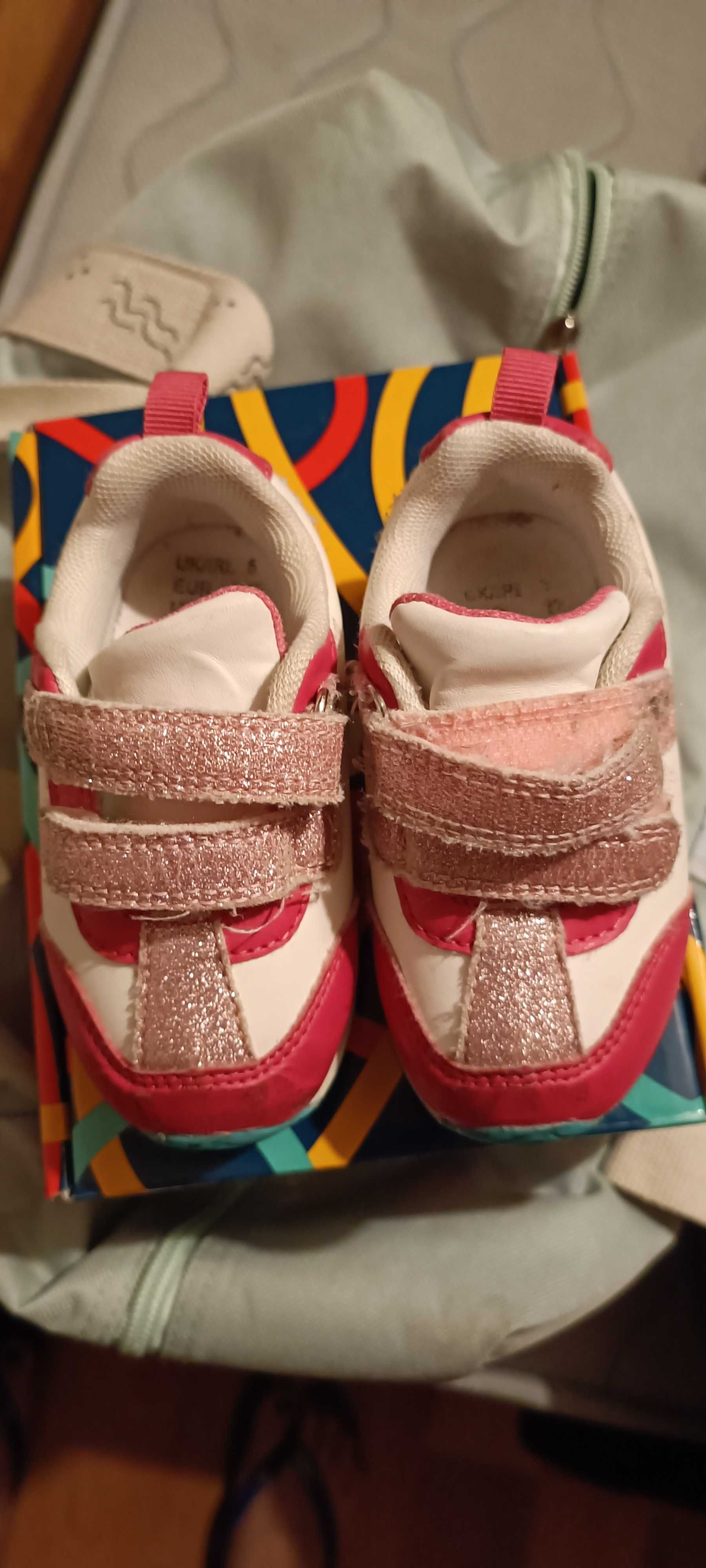 Sapatos de bebê de várias marcas
