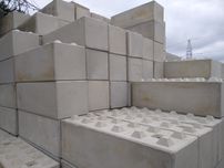 Betonowe bloczki LEGO, betonowe bloki , ściana oporowa , nocy