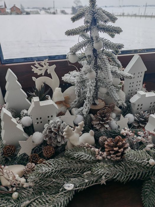 Dekoracja świąteczna bożonarodzeniowa zimowa z lampkami