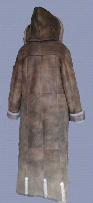 Kożuch damski z naturalnej owczej skóry w kolorze beżowym z domieszką.