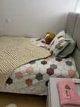 conjunto quarto: cama, comoda, mesinha de cabeceira
