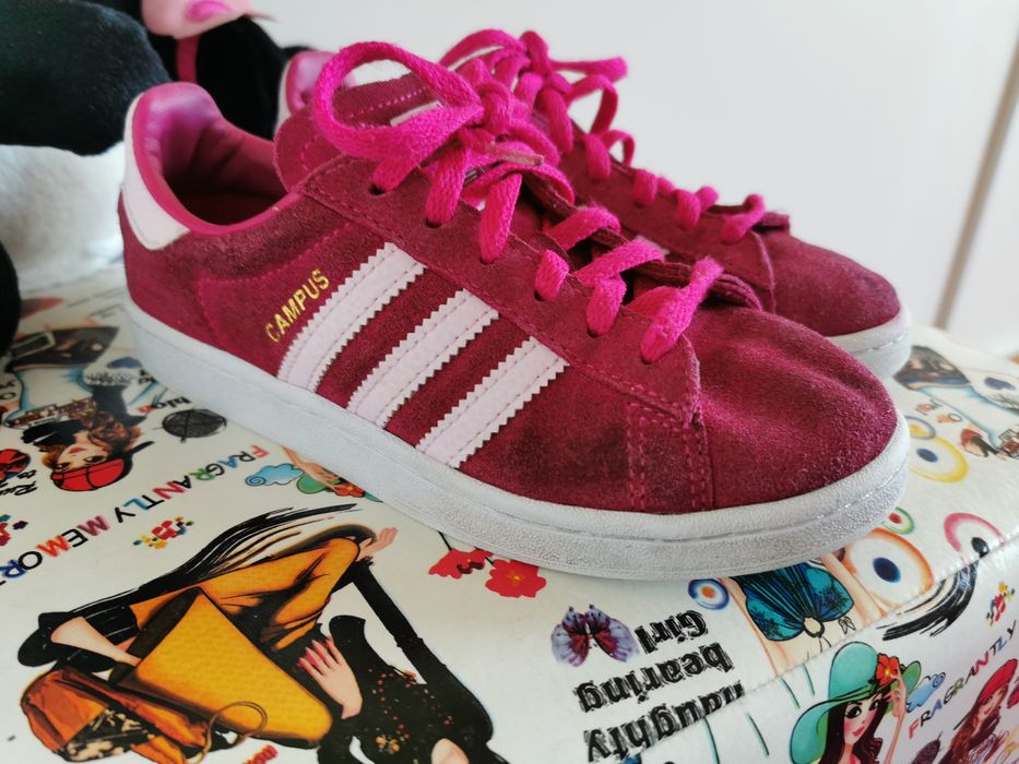 Vários pares de sapatilhas