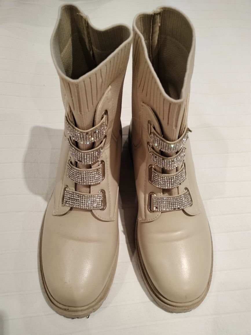 Botas beje com brilhantes