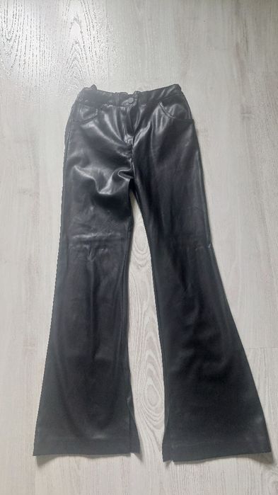 Czarne dziewczęce spodnie