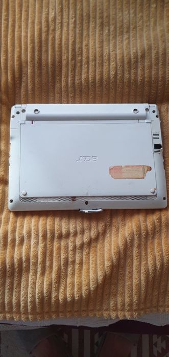 2 нетбуки Lenovo Idealpad S10-3 та Acer Aspire One Happy