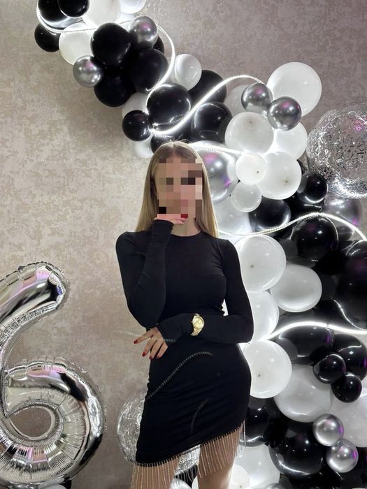 Вечірня сукня чорного кольору в обтяжку