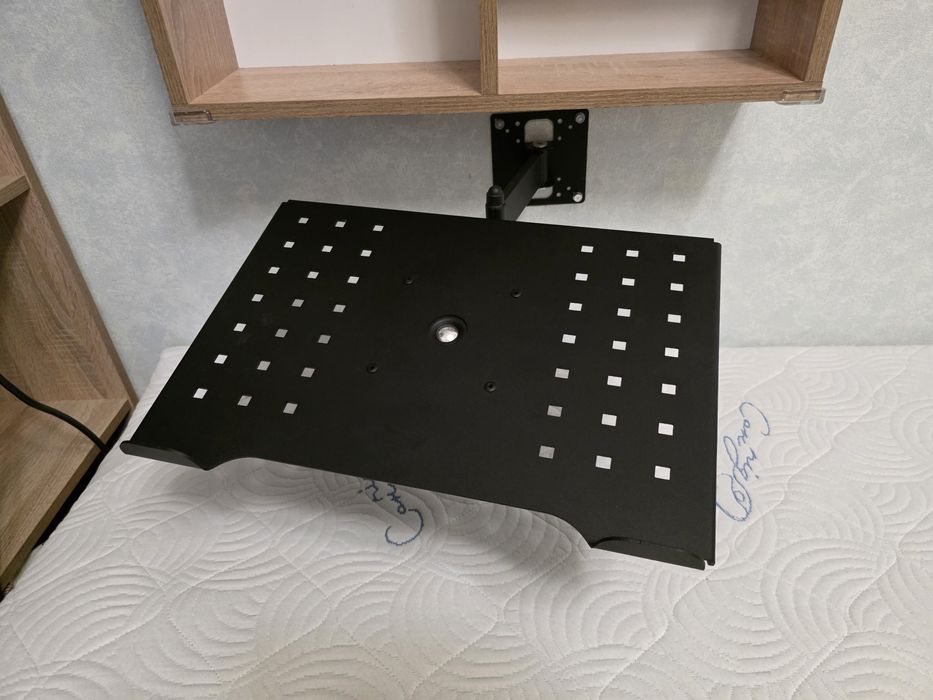 Подвесная полка для ноутбука с креплением на стену