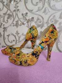 туфлі з квітковим принтом