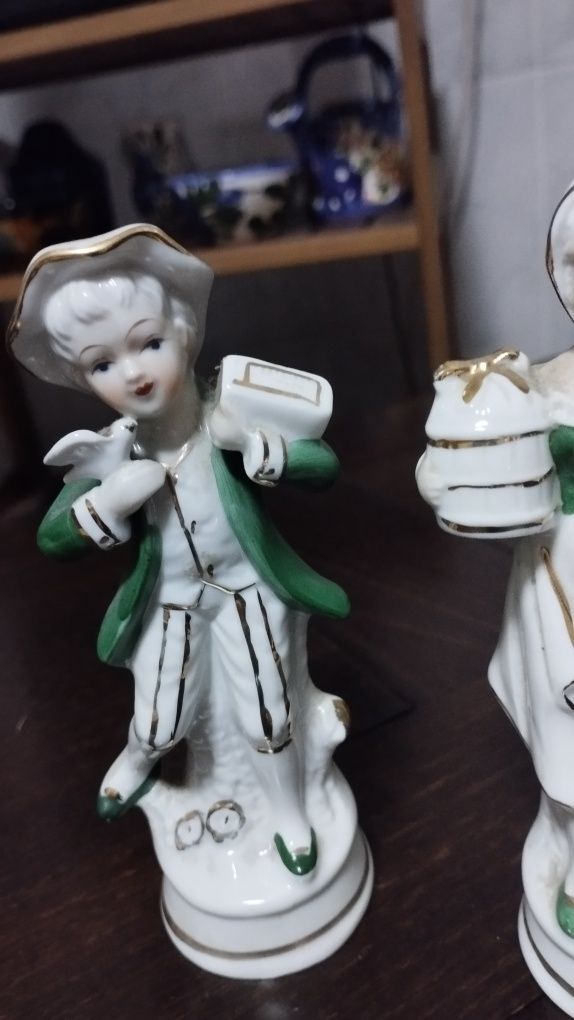 Par de bonecos em porcelana