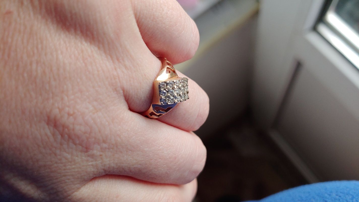 Кольцо з камнями,золото 585 .вага 3.3 грамма