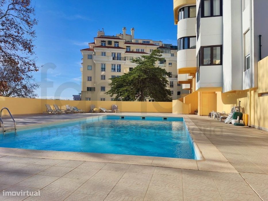 Apartamento T2 Em Condominio Com Vista Mar E Piscina