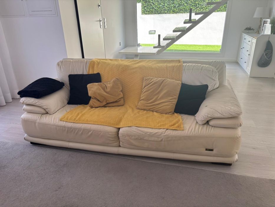 2 sofas em pele sintetica cremes