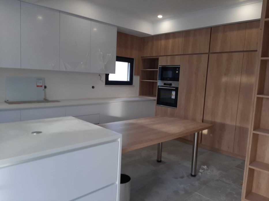 Cozinhas por Medida, Roupeiros, Móveis e Portas de Excelência.