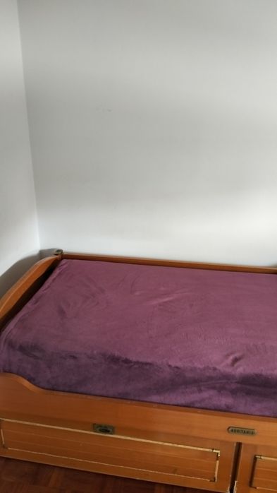 Cama meio corpo com gavetão que faz outra cama e 1 colchão mais móvel