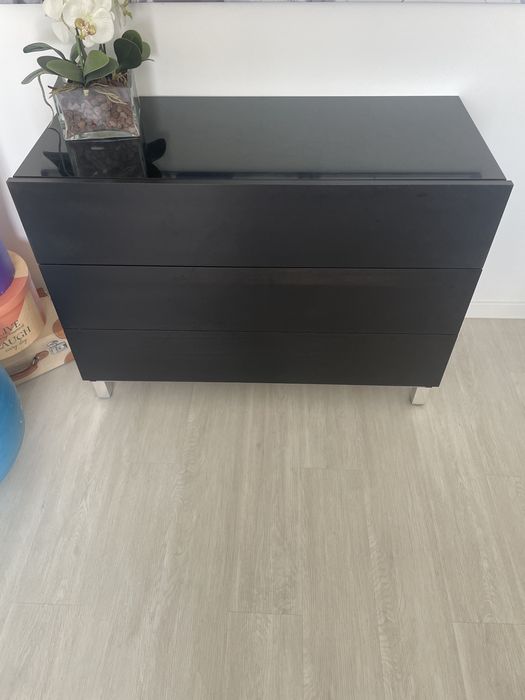 Comoda preta com 3 gavetas e tampo de vidro