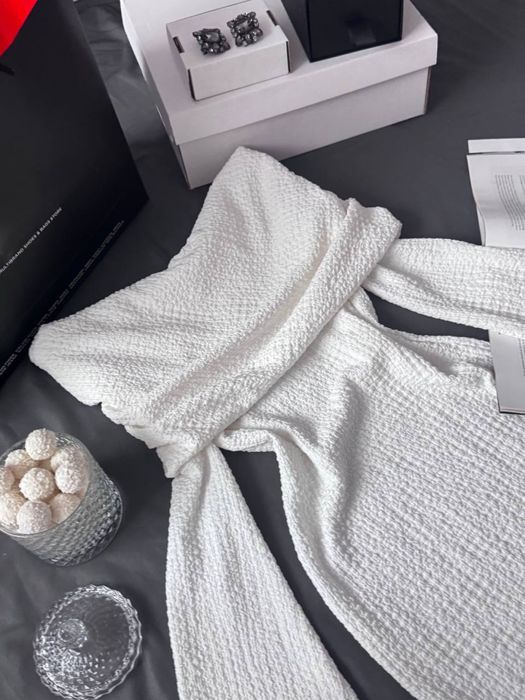 Сукня на спущені плечі із букле біла