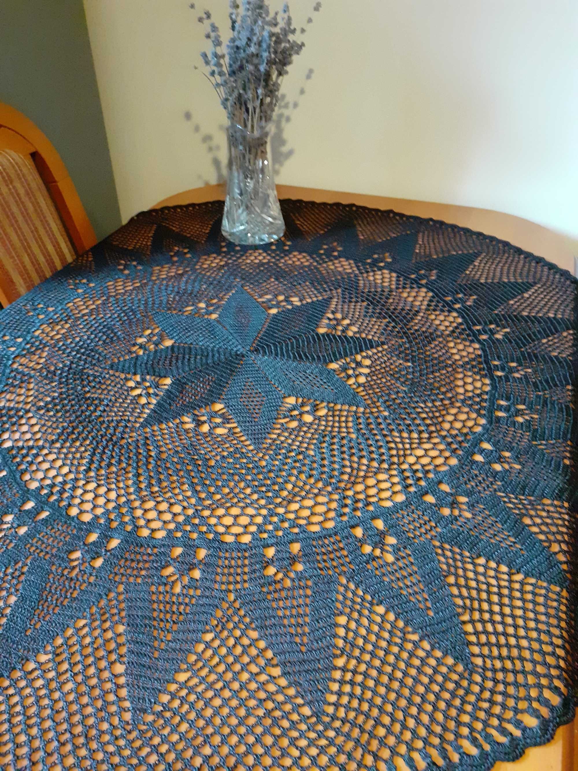 Obrusik na stół okrągły lub prostokątny w kolorze jasny popiel.
