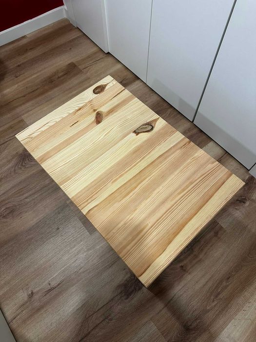Mesa de apoio em pinho com pés de metal