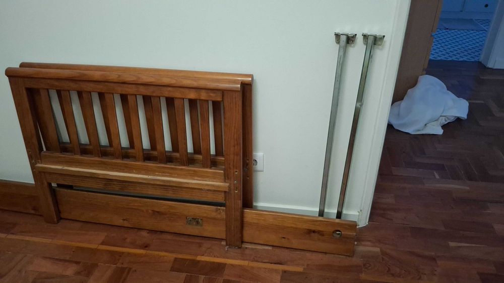 Cama de solteiro em madeira com gaveta em baixo