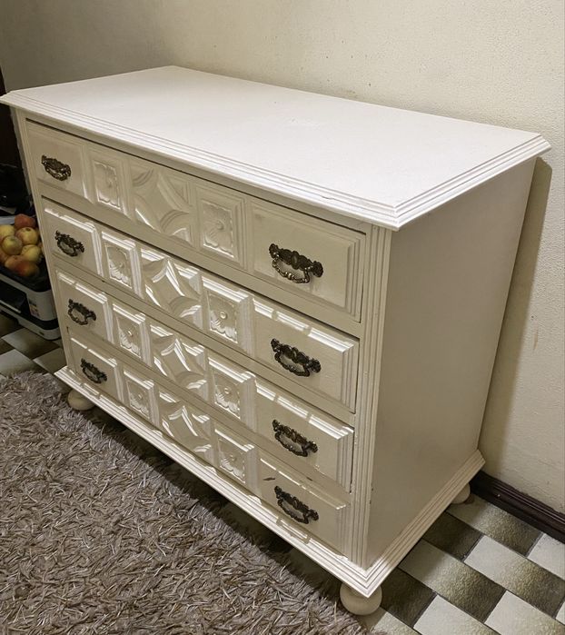 Espelho, cómoda e vitrine pequena