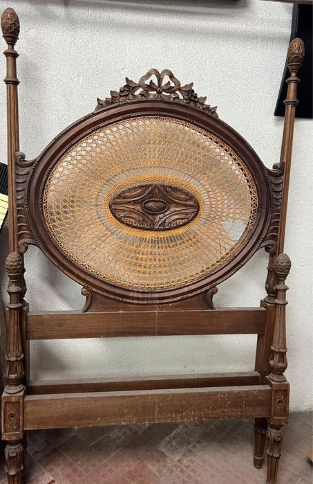 Quarto (cama, secretária, cadeira , espelho e mesa cabeceira vintage)