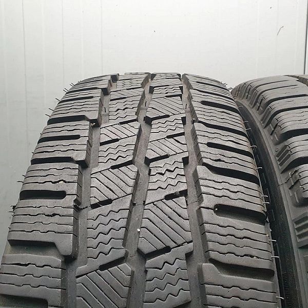 Opona zimowa Michelin Agilis Alpin 215/65R16/109 R przyczepność na śni