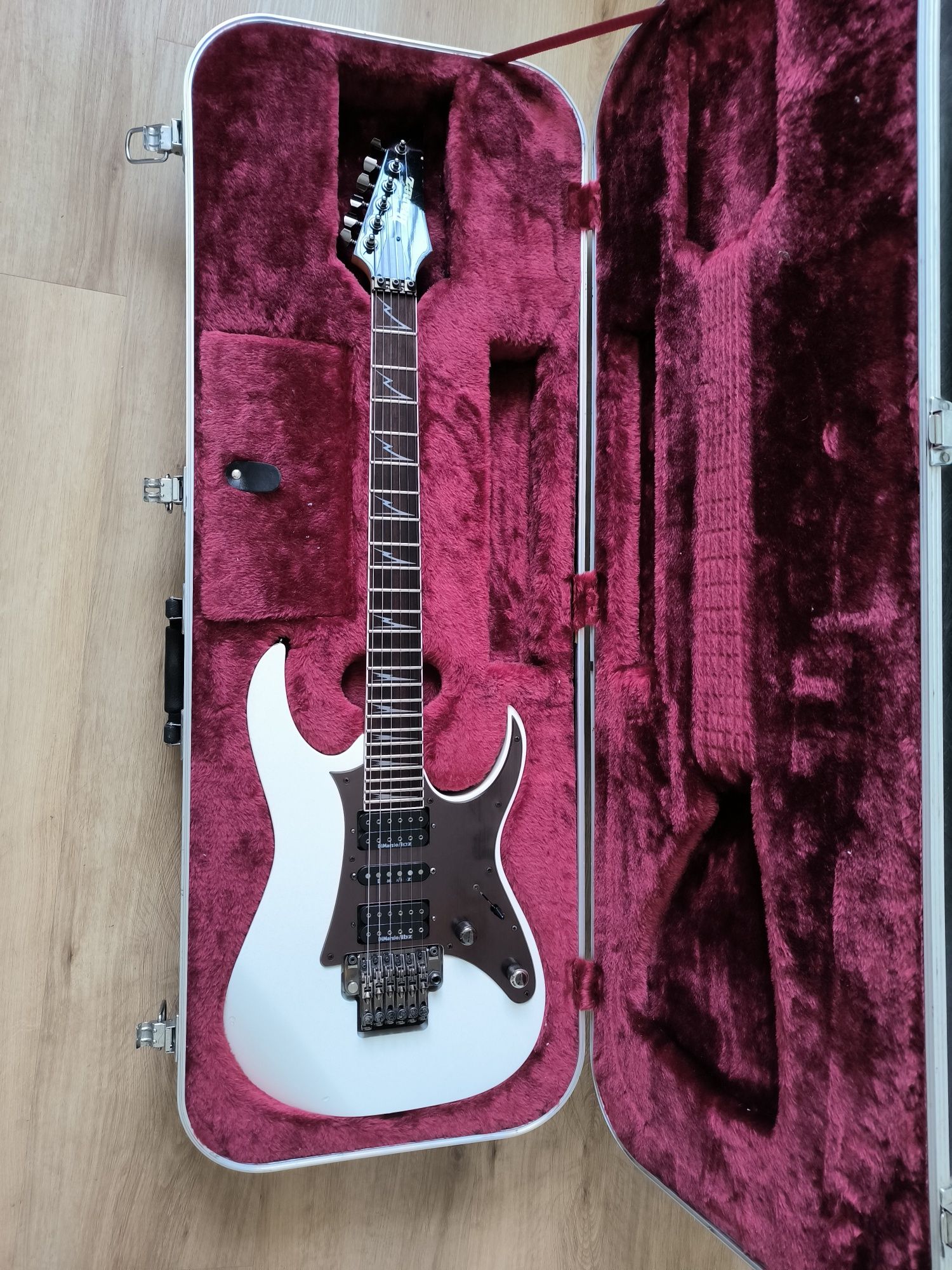 Ibanez 2550z Galaxy white