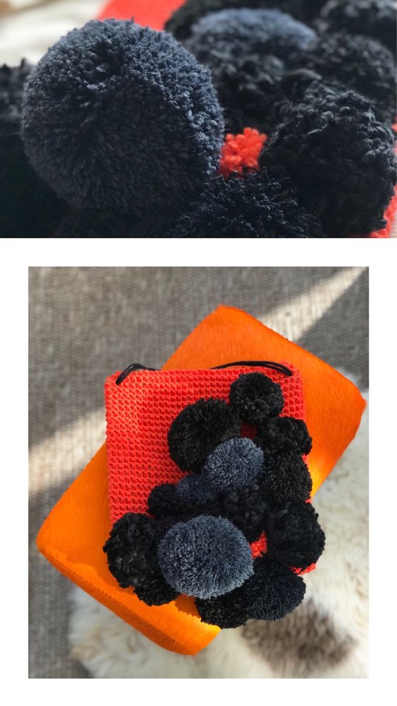 Pomarańczowa makatka czarne szare pompony • boho handmade