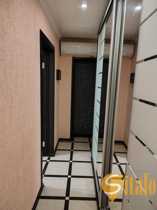 Продам двокімнатну з ремонтом та меблями, космос (020)