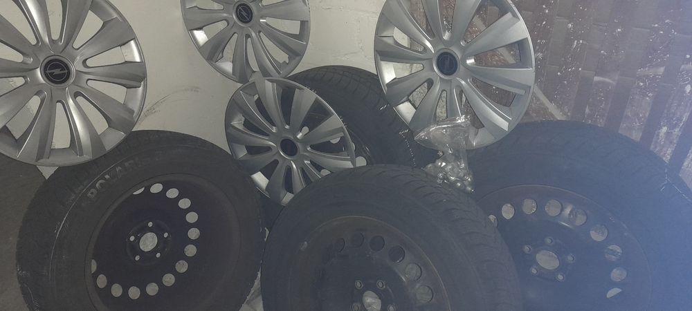 Felgi stalowe Opel Astra J z oponami zimowymi.