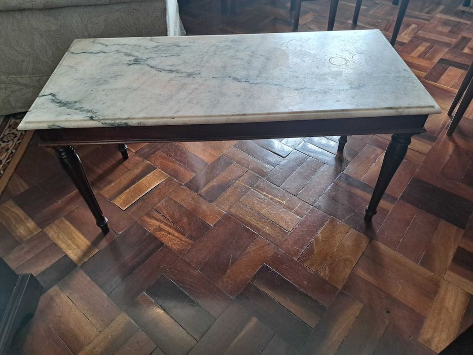 Mesa de sala com tampo em mármore