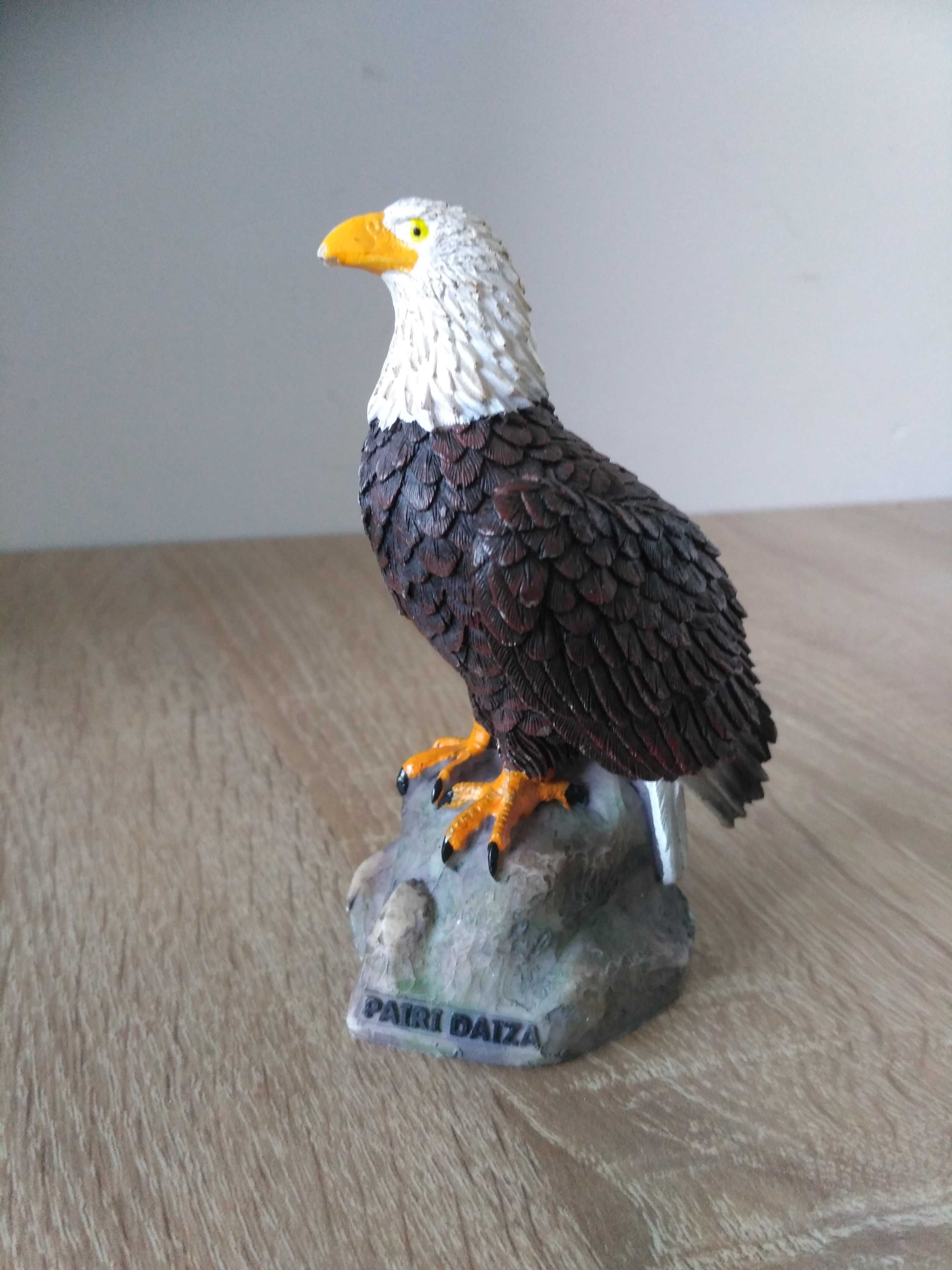 Figurka siedzącego bielika sygnowanego Pairi Daiza 11 cm