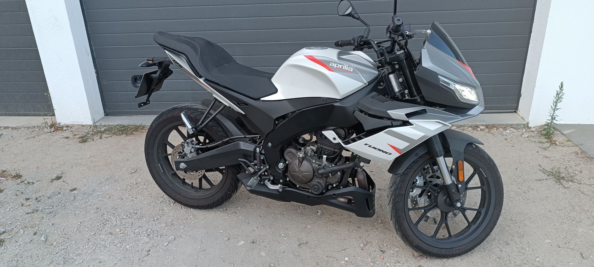 Aprilia tuono 125