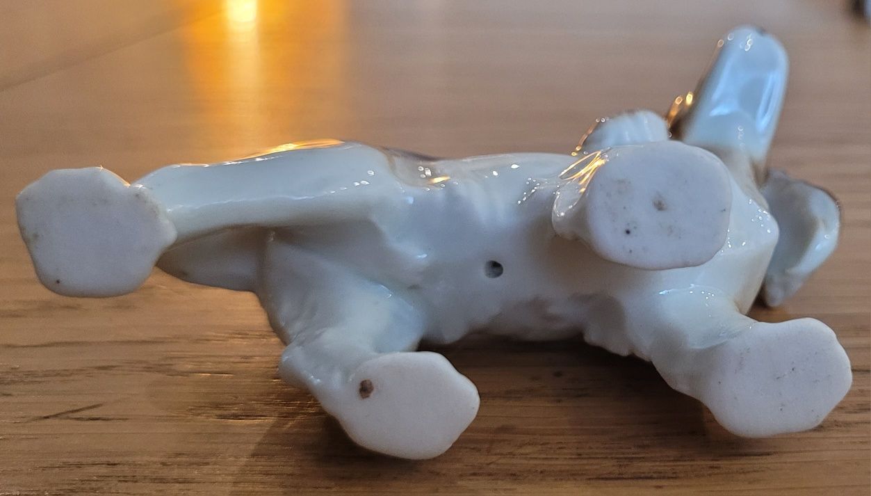 Porcelanowa figurka psa – sygnowana, piękne wykonanie, kolekcjonerska
