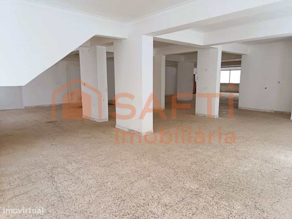 Arrendamento de espaço loja/ armazém de 210 m2 em Agualva - Cacém.